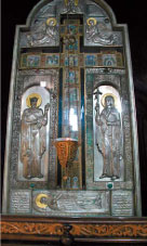 У чудотворній іконі, на якій зображені святі цар Міріан, Ніно з хрестом та Сідонія з Хітоном Господнім, зберігається фрагмент Хреста Господнього