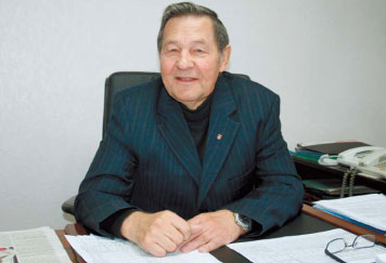 Микола Іванович БЯЛИК у робочому кабінеті. Радсад, квітень 2010 року