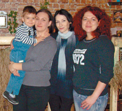 Зліва-направо: Оксана КОРОТІЧ із сином Михайликом, Анжела МАМАРЕВА, Лана НАБАТОВА