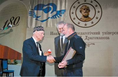 Шалва АМОНАШВІЛІ (ліворуч) вручає Віктору ІВАНЧИКУ нагороду Міжнародного центру гуманної педагогіки