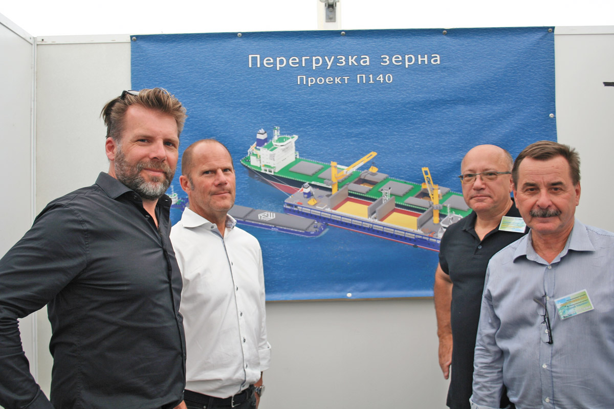 Головний конструктор «Асаба Дизайн Центр» Сергій Хальнов (1-й праворуч) і директор Volvo Penta в Україні Олег Перестюк (2-й праворуч) на стенді КБ